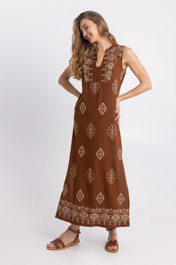 Μάξι καφέ φόρεμα με ethnic print σε εκρού αποχρώσεις και πλαϊνό σκίσιμο