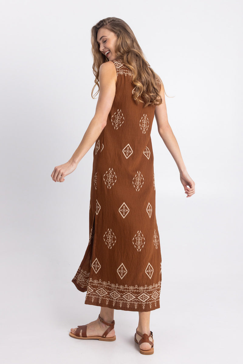Μάξι καφέ φόρεμα με ethnic print σε εκρού αποχρώσεις και πλαϊνό σκίσιμο
