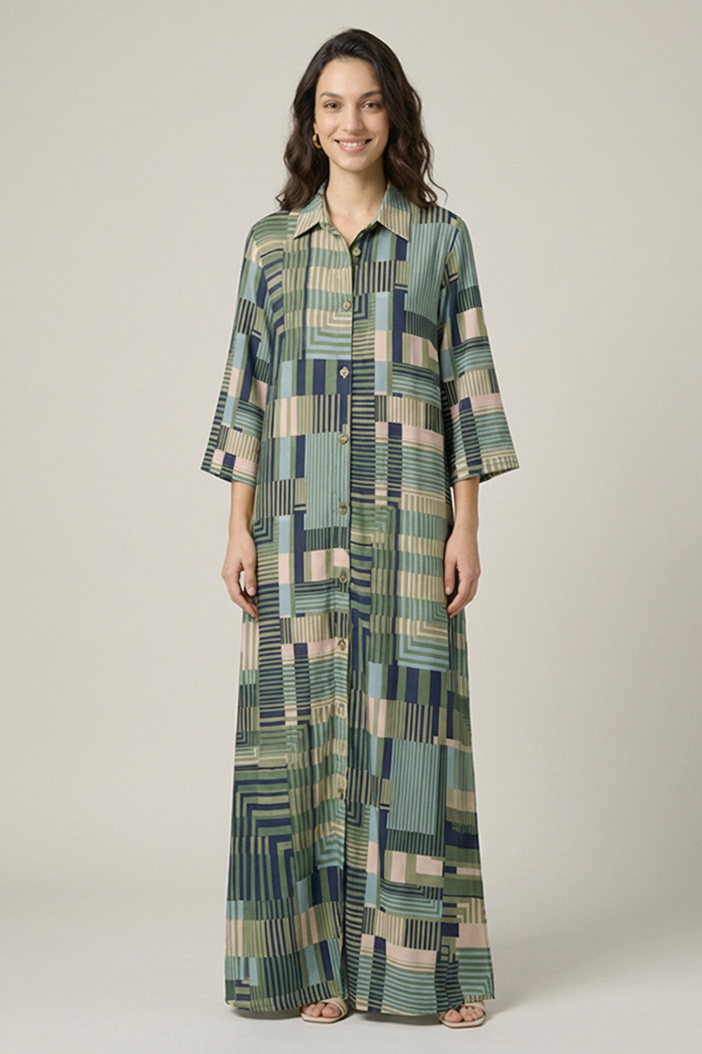 Maxi πουκαμισοφόρεμα με γεωμετρικό μοτίβο σε πράσινες και μπλε αποχρώσεις με κουμπιά μπροστά.