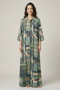 Maxi πουκαμισοφόρεμα με γεωμετρικό μοτίβο σε πράσινες και μπλε αποχρώσεις με κουμπιά μπροστά.