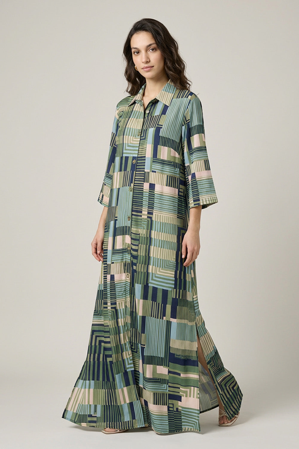 Maxi πουκαμισοφόρεμα με γεωμετρικό μοτίβο σε πράσινες και μπλε αποχρώσεις με κουμπιά μπροστά.
