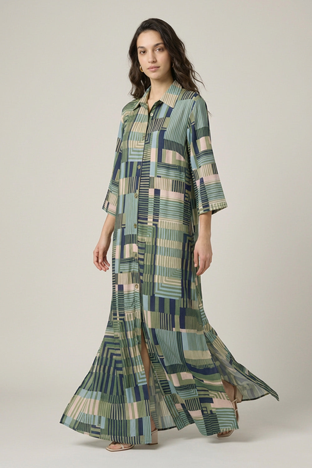Maxi πουκαμισοφόρεμα με γεωμετρικό μοτίβο σε πράσινες και μπλε αποχρώσεις με κουμπιά μπροστά.