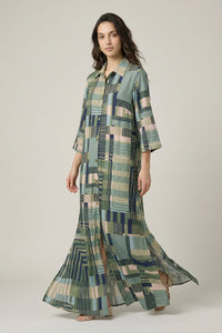 Maxi πουκαμισοφόρεμα με γεωμετρικό μοτίβο σε πράσινες και μπλε αποχρώσεις με κουμπιά μπροστά.