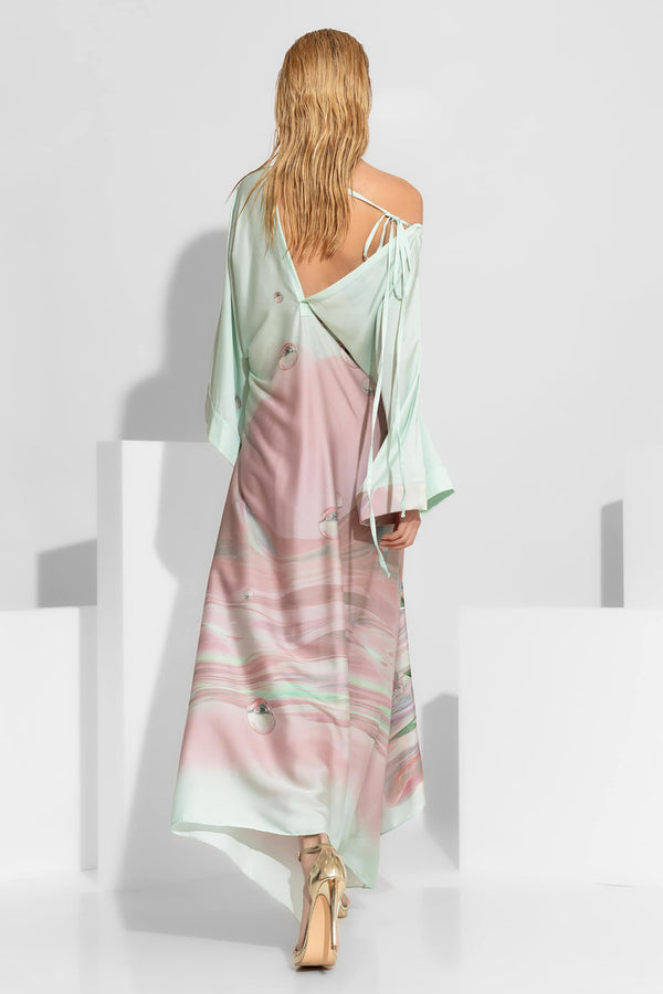 Maxi σατέν φόρεμα με abstract print σε μέντα και ροζ με off shoulder γραμμή