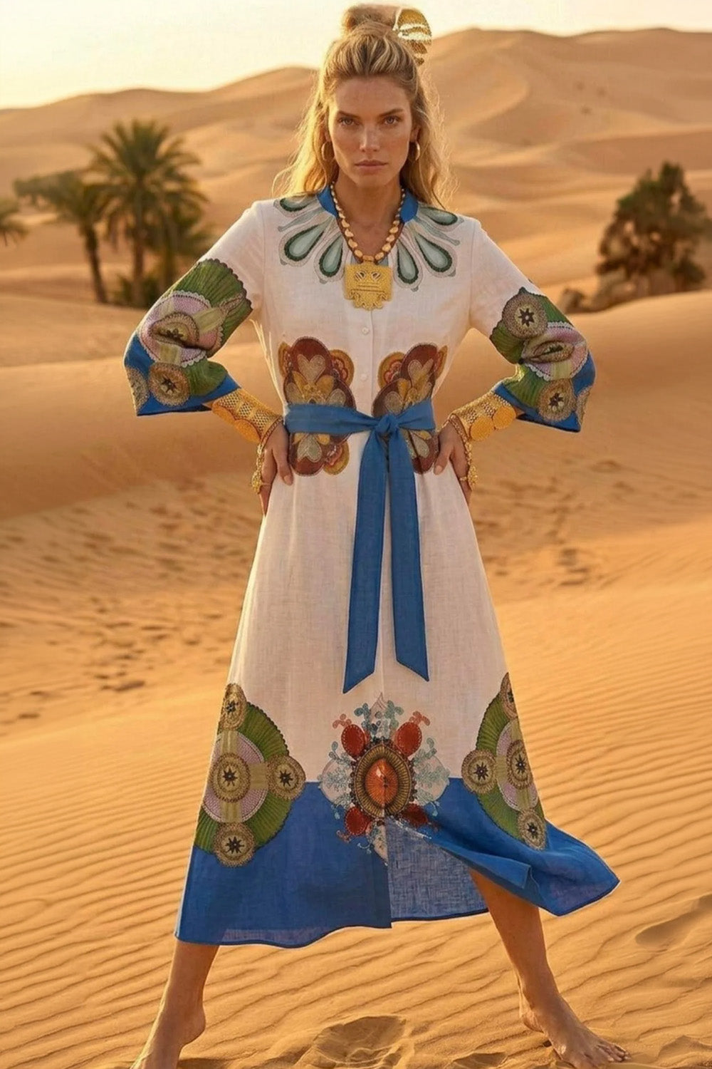 Maxi σεμιζιέ φόρεμα σε λευκή βάση με πολύχρωμο boho print, μανίκια 3/4 και αποσπώμενη μπλε ζώνη.