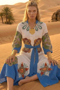 Maxi σεμιζιέ φόρεμα σε λευκή βάση με πολύχρωμο boho print, μανίκια 3/4 και αποσπώμενη μπλε ζώνη.