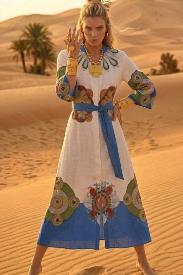 Maxi σεμιζιέ φόρεμα σε λευκή βάση με πολύχρωμο boho print, μανίκια 3/4 και αποσπώμενη μπλε ζώνη.