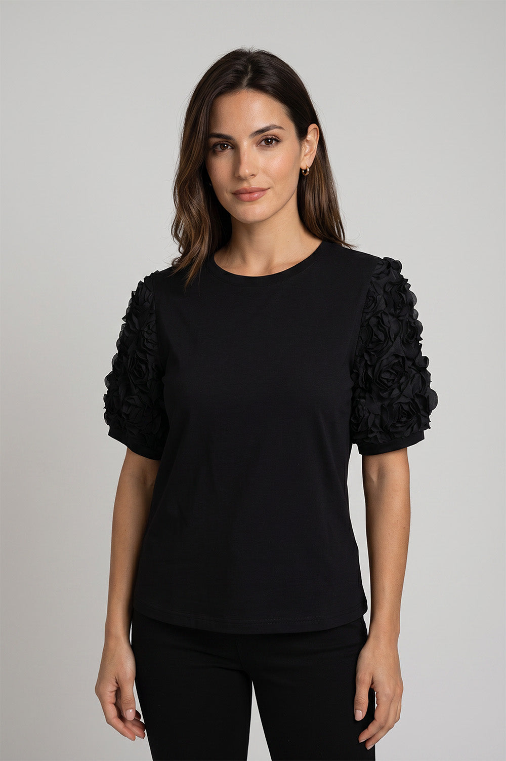 Μαύρο T-shirt με κοντά μανίκια και τρισδιάστατη floral διακόσμηση στα μανίκια σε ίσια γραμμή