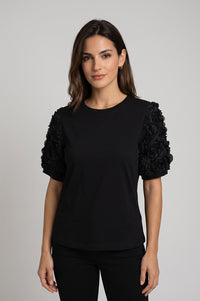 Μαύρο T-shirt με κοντά μανίκια και τρισδιάστατη floral διακόσμηση στα μανίκια σε ίσια γραμμή