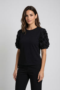 Μαύρο T-shirt με κοντά μανίκια και τρισδιάστατη floral διακόσμηση στα μανίκια σε ίσια γραμμή