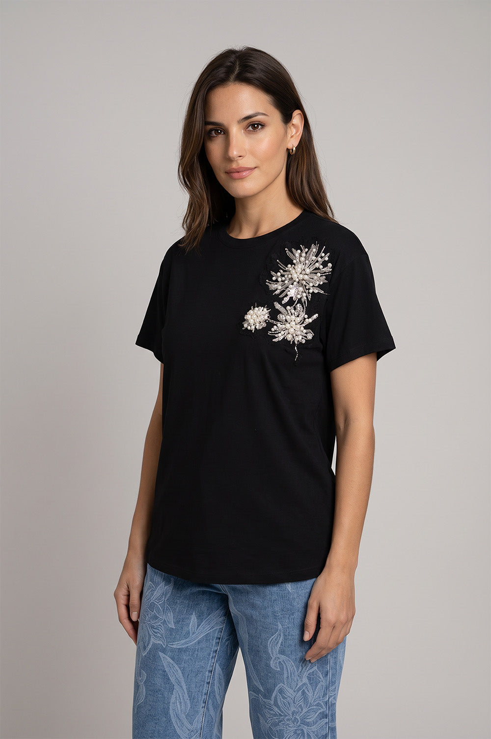 Μαύρο T-shirt με ανάγλυφη διακόσμηση και πέρλες
