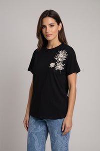 Μαύρο T-shirt με ανάγλυφη διακόσμηση και πέρλες