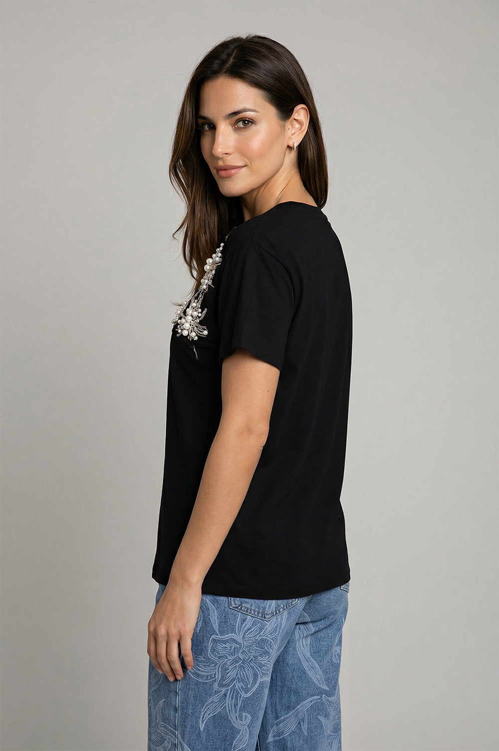 Μαύρο T-shirt με ανάγλυφη διακόσμηση και πέρλες