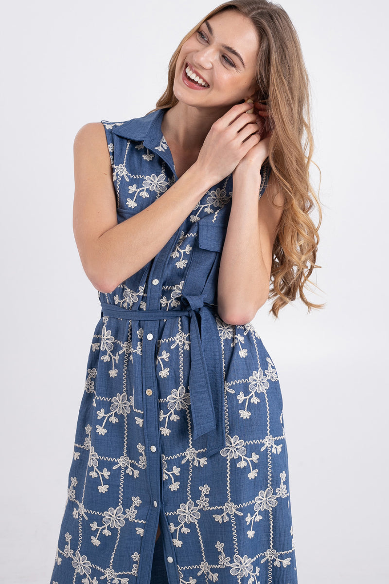 Αμάνικο φόρεμα denim με κουμπιά και κεντημένες λεπτομέρειες