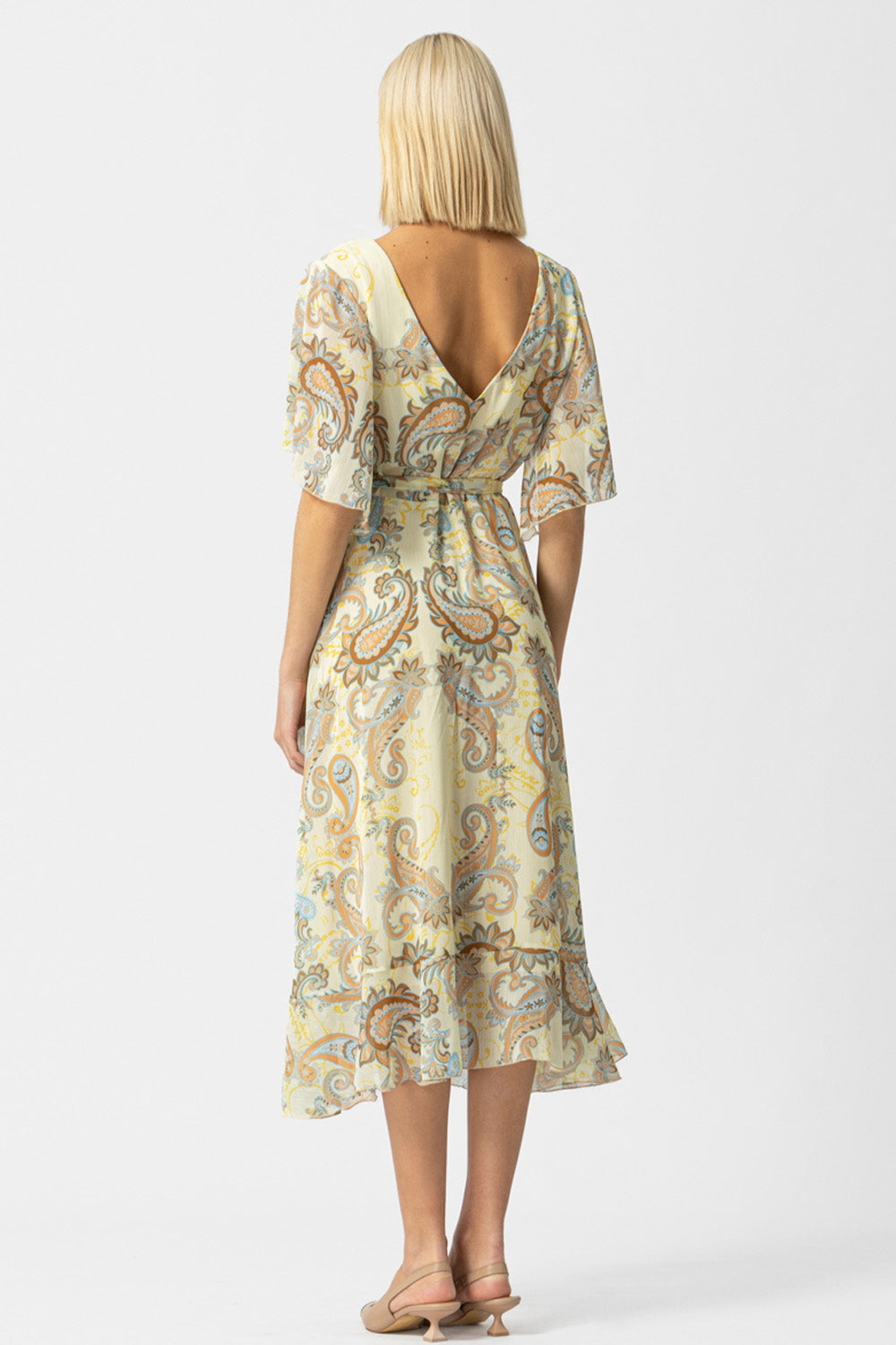 Γυναικείο midi φόρεμα εκρού με λαχούρια, ζώνη και βολάν στο τελείωμα