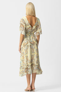 Γυναικείο midi φόρεμα εκρού με λαχούρια, ζώνη και βολάν στο τελείωμα