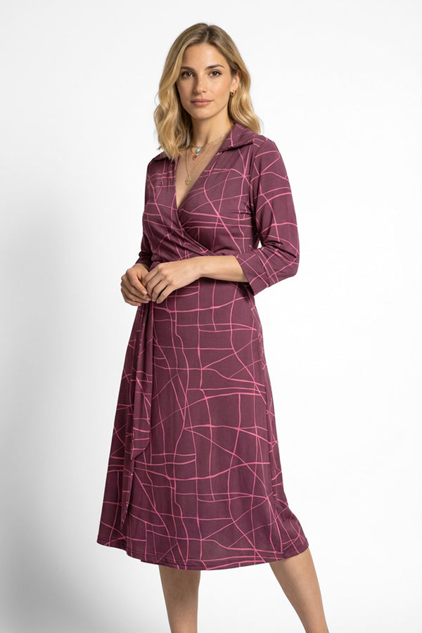 Midi φόρεμα κρουαζέ μπορντό με ροζ γεωμετρικό print και δέσιμο στη μέση
