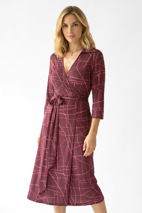 Midi φόρεμα κρουαζέ μπορντό με ροζ γεωμετρικό print και δέσιμο στη μέση
