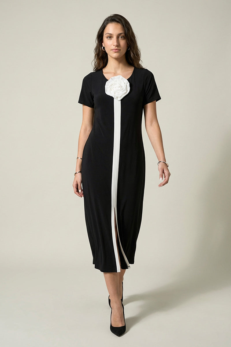 Μαύρο midi φόρεμα με κοντά μανίκια, λευκή κάθετη γραμμή και λευκό λουλούδι στο στήθος