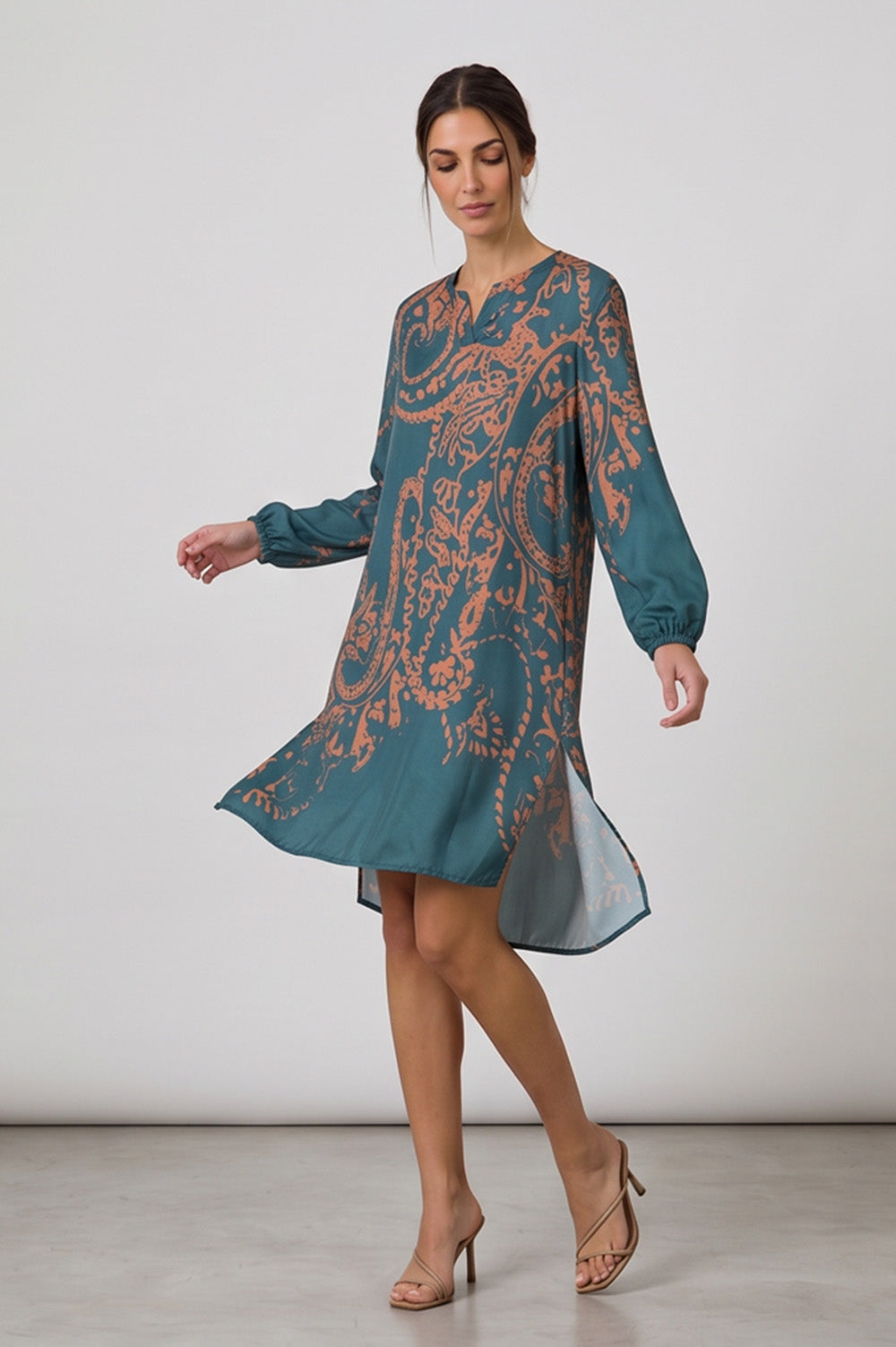 Γυναικείο midi φόρεμα Paisley Lagoon σε πετρόλ απόχρωση με paisley σχέδιο και μακριά μανίκια.
