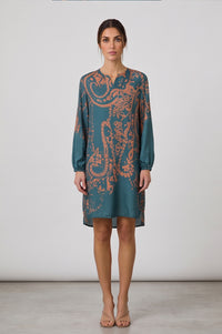 Γυναικείο midi φόρεμα Paisley Lagoon σε πετρόλ απόχρωση με paisley σχέδιο και μακριά μανίκια.