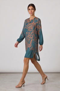 Γυναικείο midi φόρεμα Paisley Lagoon σε πετρόλ απόχρωση με paisley σχέδιο και μακριά μανίκια.