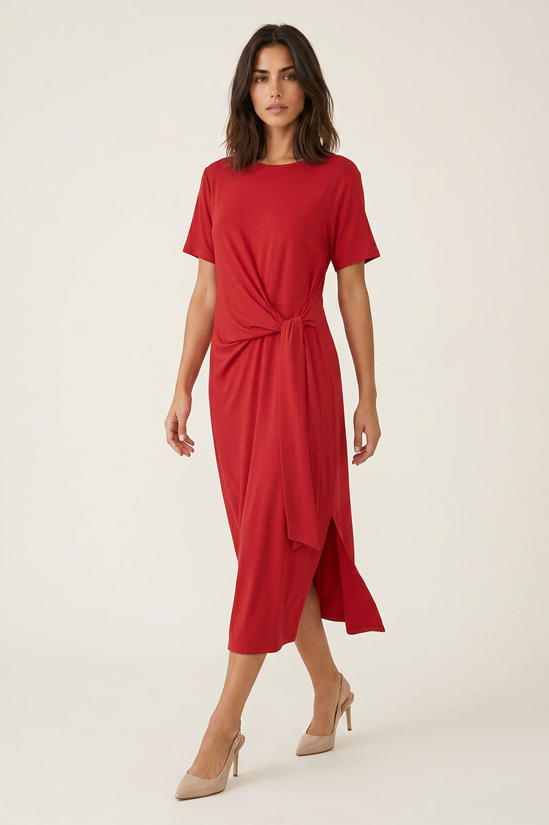 Midi κόκκινο φόρεμα με draped δέσιμο στη μέση και πλαϊνά ανοίγματα στο τελείωμα