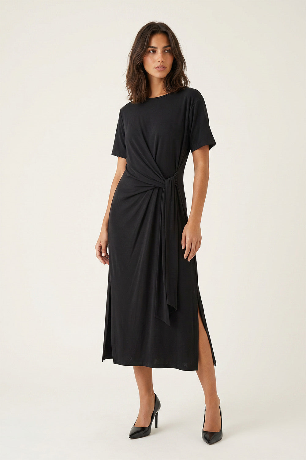 Midi μαύρο φόρεμα με draped δέσιμο στη μέση και πλαϊνά ανοίγματα στο τελείωμα
