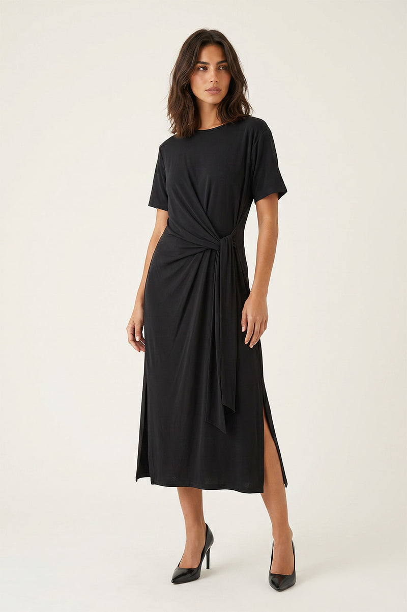 Midi μαύρο φόρεμα με draped δέσιμο στη μέση και πλαϊνά ανοίγματα στο τελείωμα