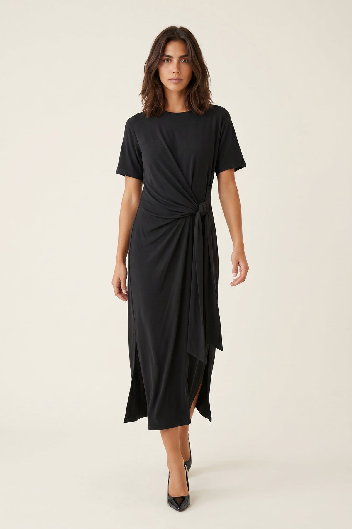 Midi μαύρο φόρεμα με draped δέσιμο στη μέση και πλαϊνά ανοίγματα στο τελείωμα