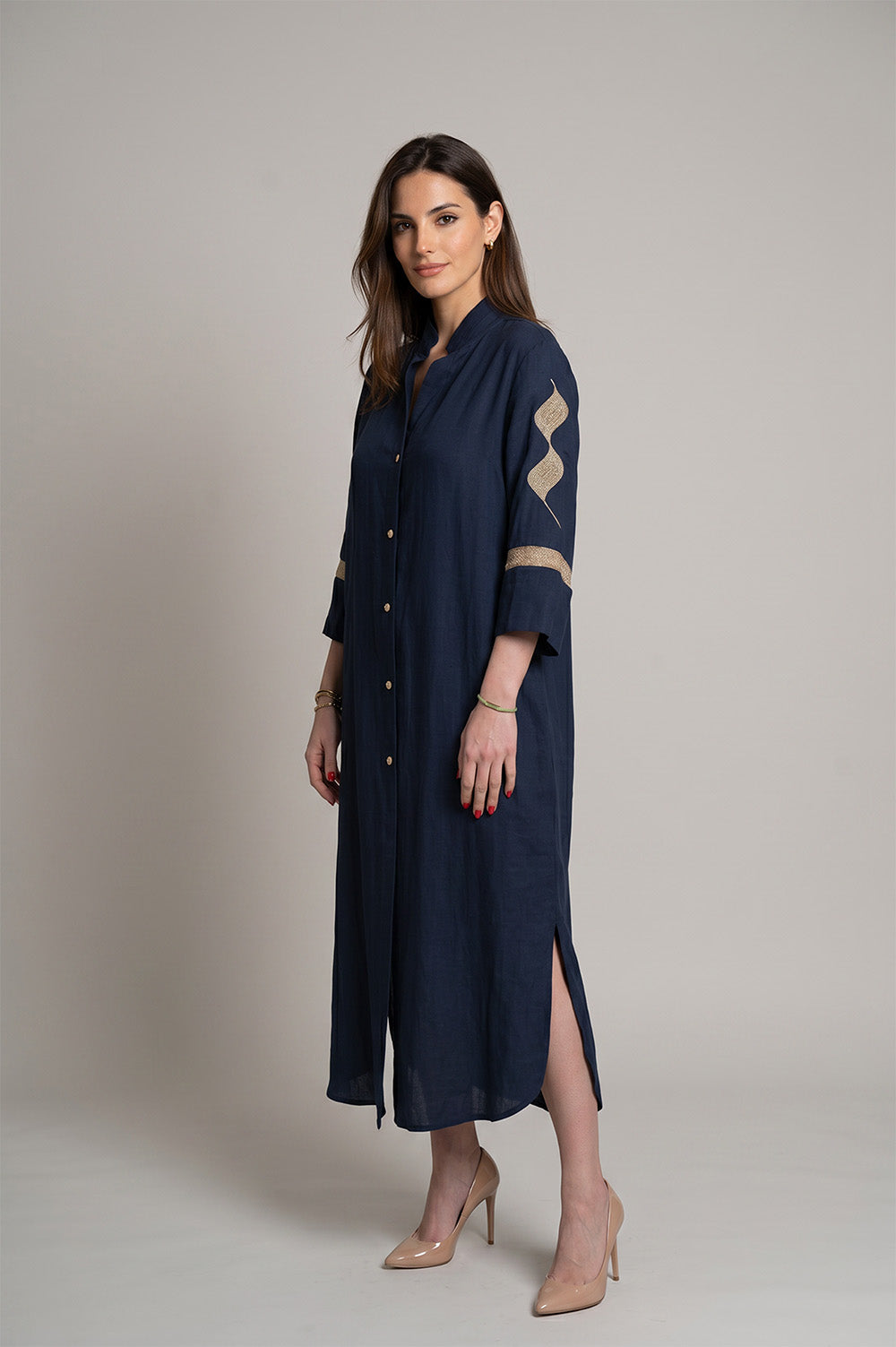Μίντι μπλε shirt dress με κουμπιά μπροστά και χρυσό κέντημα στα μανίκια σε χαλαρή γραμμή