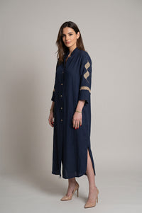 Μίντι μπλε shirt dress με κουμπιά μπροστά και χρυσό κέντημα στα μανίκια σε χαλαρή γραμμή