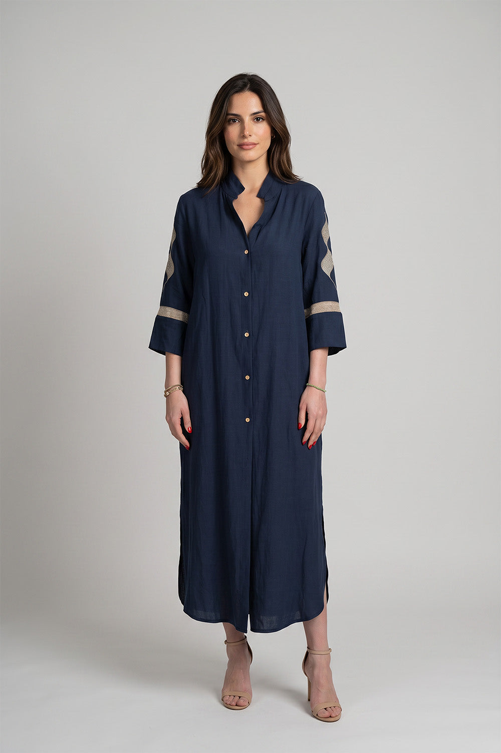 Μίντι μπλε shirt dress με κουμπιά μπροστά και χρυσό κέντημα στα μανίκια σε χαλαρή γραμμή