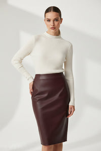 Μπορντό midi pencil φούστα από οικολογικό δέρμα, ψηλόμεση και εφαρμοστή γραμμή, φορεμένη σε μοντέλο