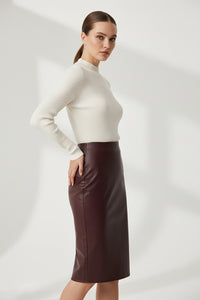 Μπορντό midi pencil φούστα από οικολογικό δέρμα, ψηλόμεση και εφαρμοστή γραμμή, φορεμένη σε μοντέλο