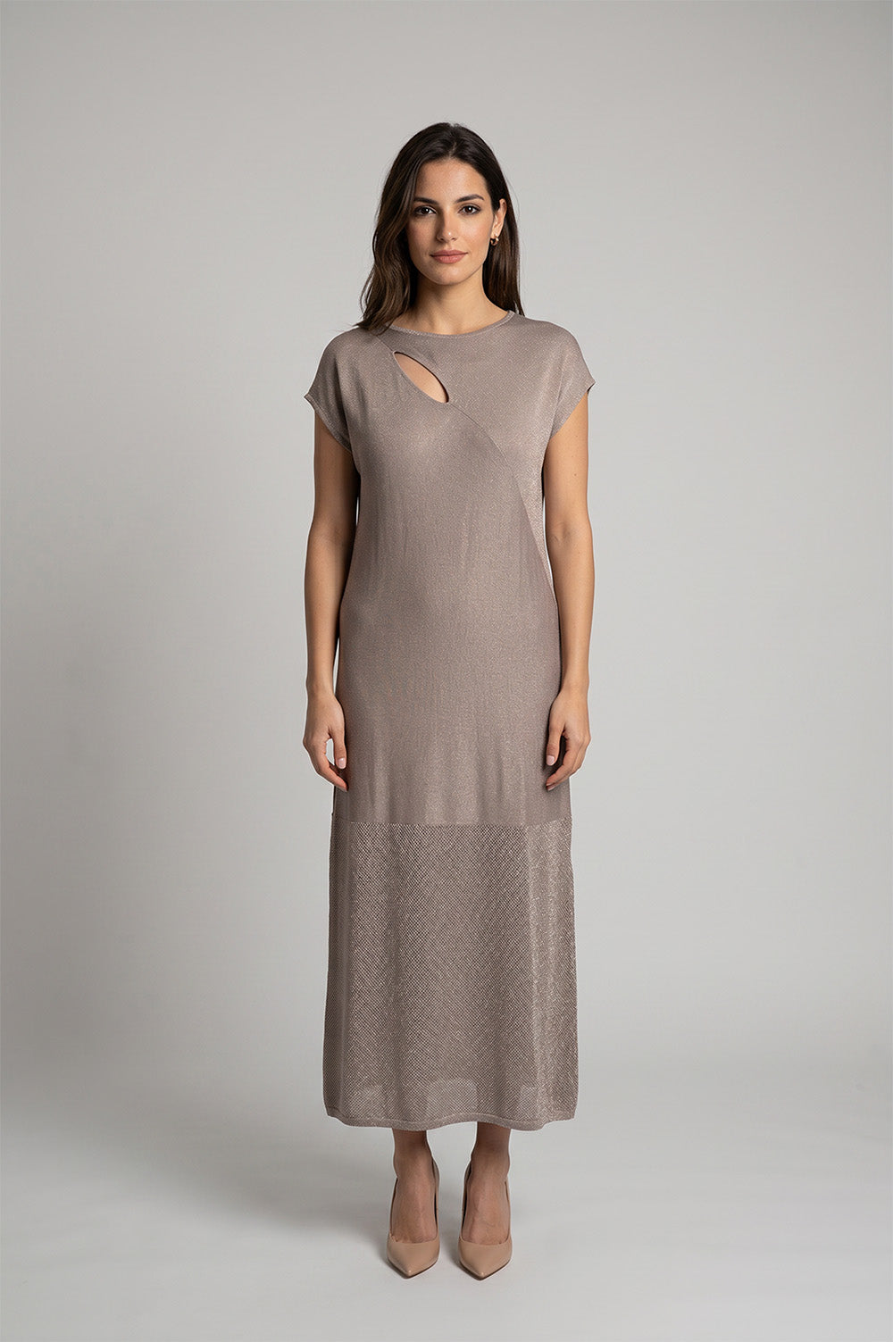 Μίντι πλεκτό φόρεμα taupe με cut-out λεπτομέρεια στο ντεκολτέ και κοντό μανίκι