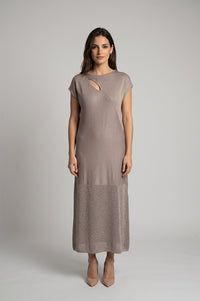 Μίντι πλεκτό φόρεμα taupe με cut-out λεπτομέρεια στο ντεκολτέ και κοντό μανίκι