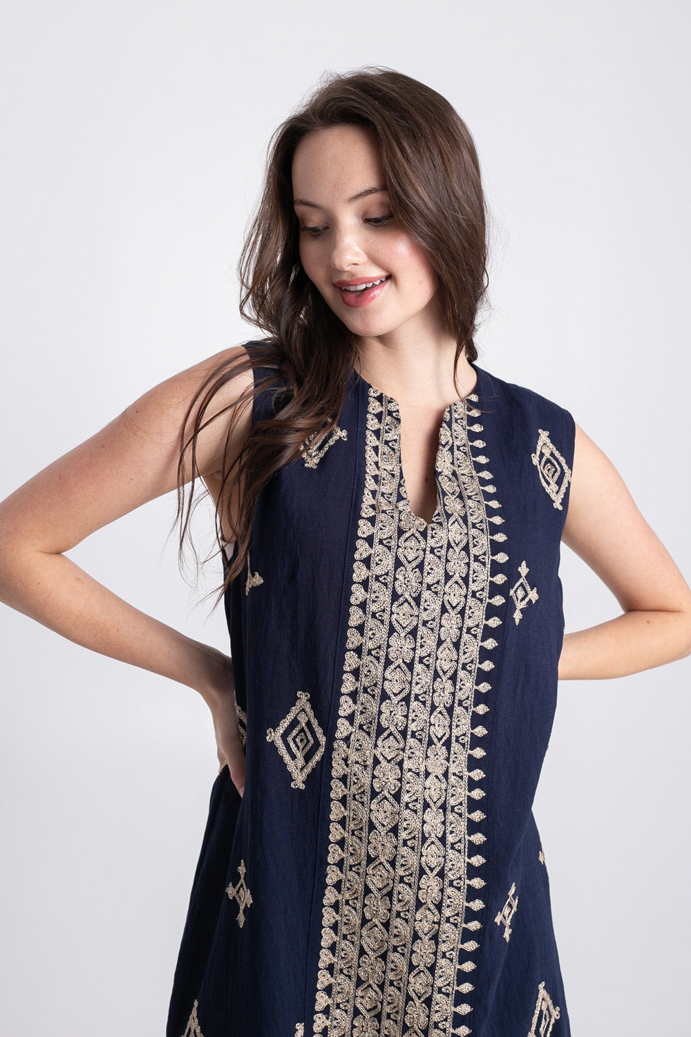 Μίνι φόρεμα navy μπλε με χρυσό κέντημα στο μπροστινό μέρος και αμάνικο σχέδιο