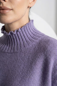 Μωβ πλεκτή μπλούζα με ψηλό γιακά και χαλαρή γραμμή σε γυναικείο μοντέλο