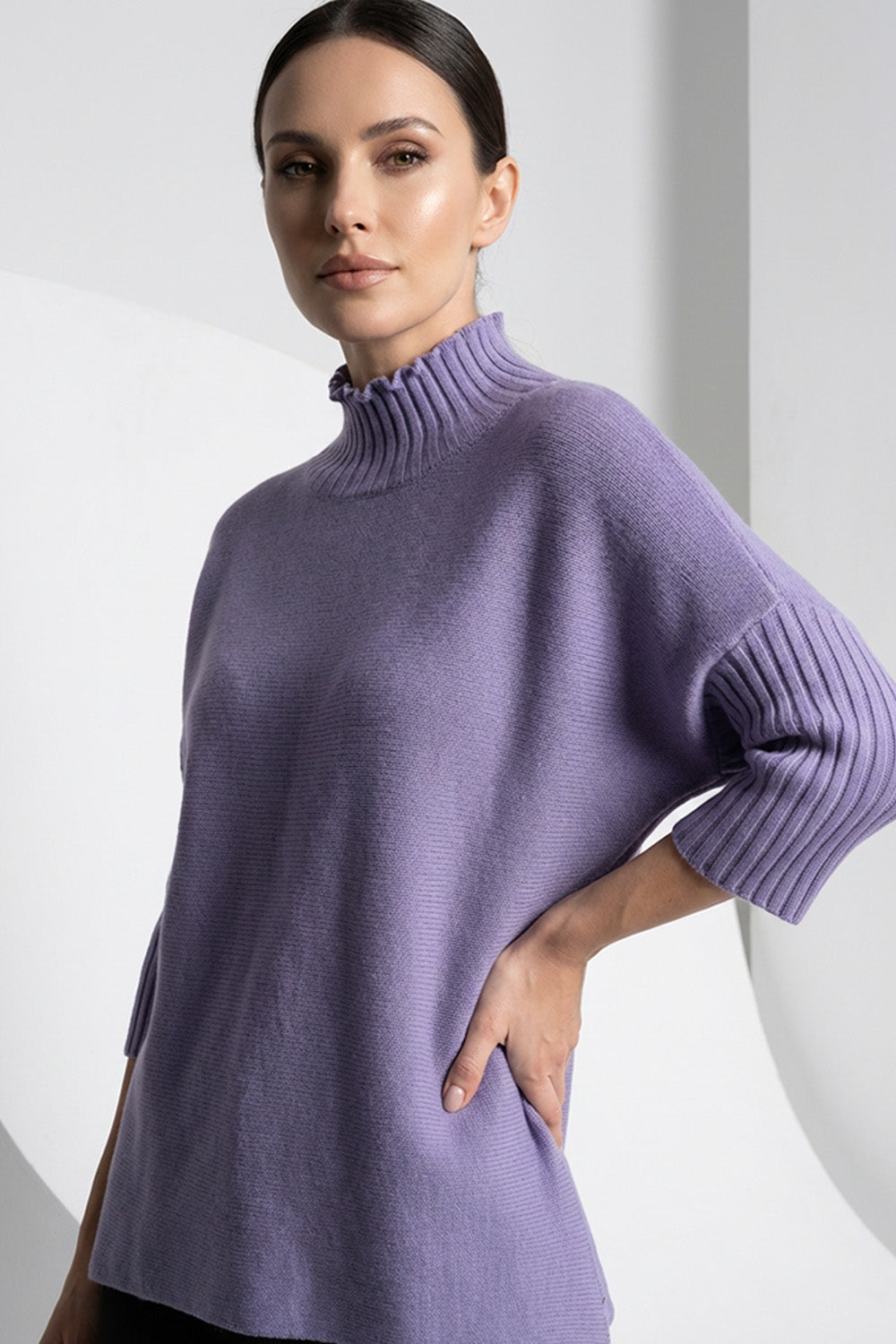 Μωβ πλεκτή μπλούζα με ψηλό γιακά και χαλαρή γραμμή σε γυναικείο μοντέλο