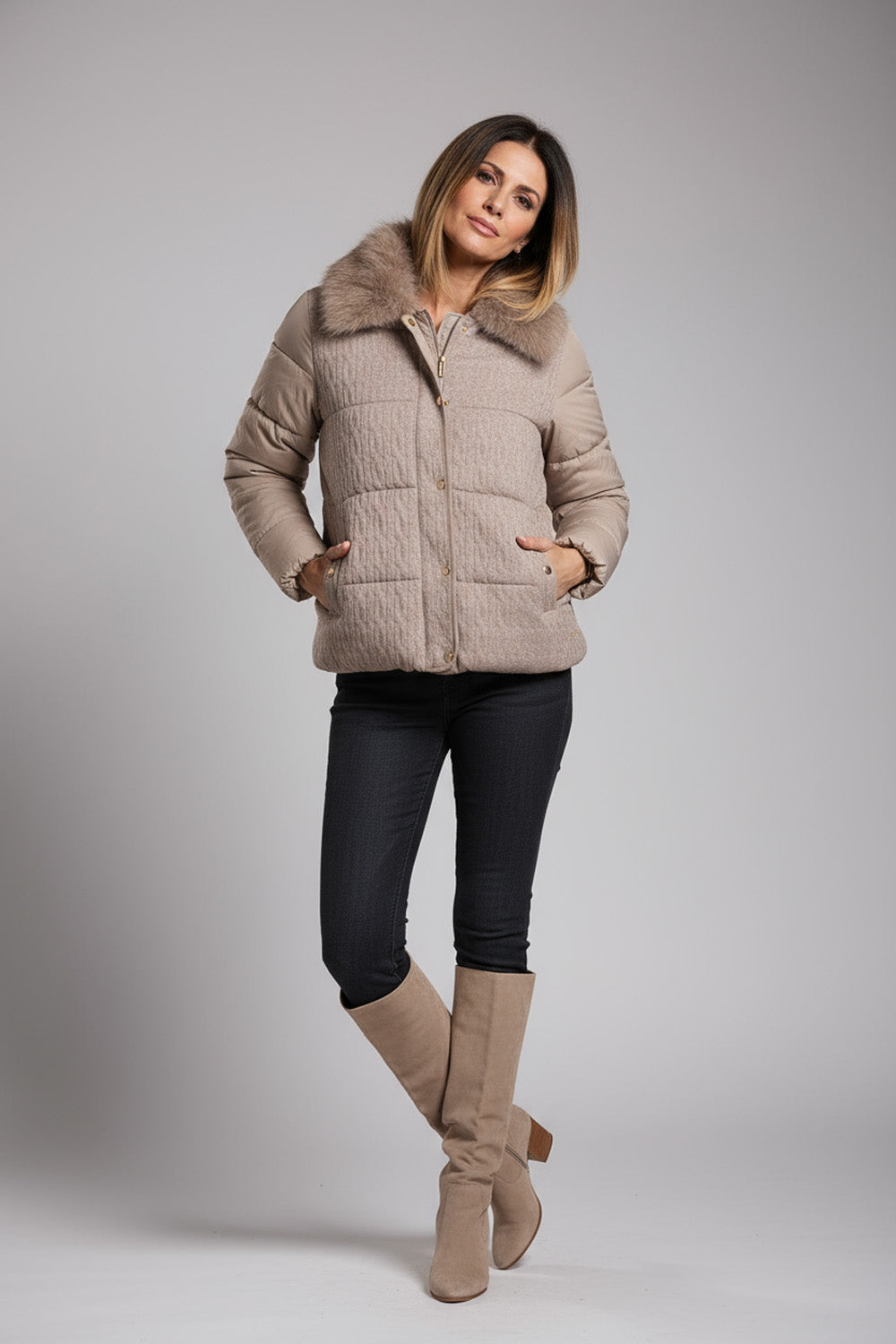 Μπεζ κοντό μπουφάν με γούνινο γιακά