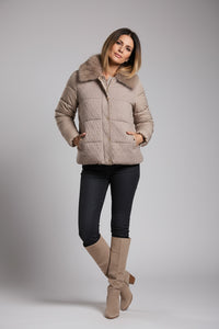 Μπεζ κοντό μπουφάν με γούνινο γιακά