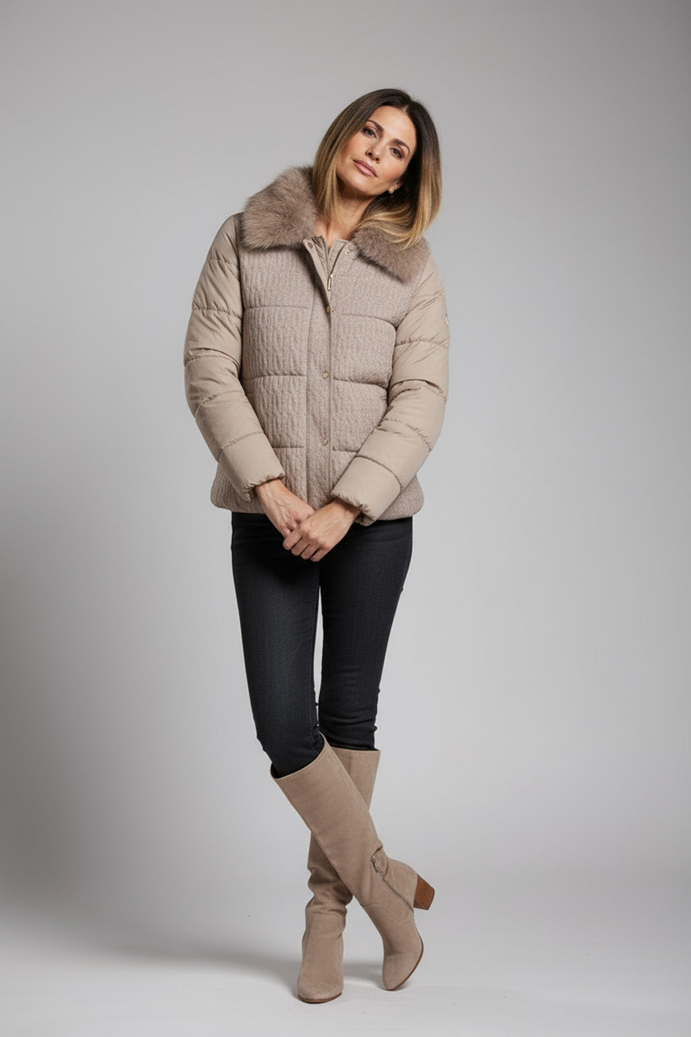 Μπεζ κοντό μπουφάν με γούνινο γιακά