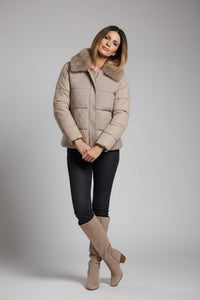 Μπεζ κοντό μπουφάν με γούνινο γιακά