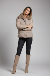 Μπεζ κοντό μπουφάν με γούνινο γιακά