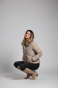 Μπεζ κοντό μπουφάν με γούνινο γιακά