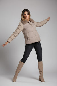 Μπεζ κοντό μπουφάν με γούνινο γιακά