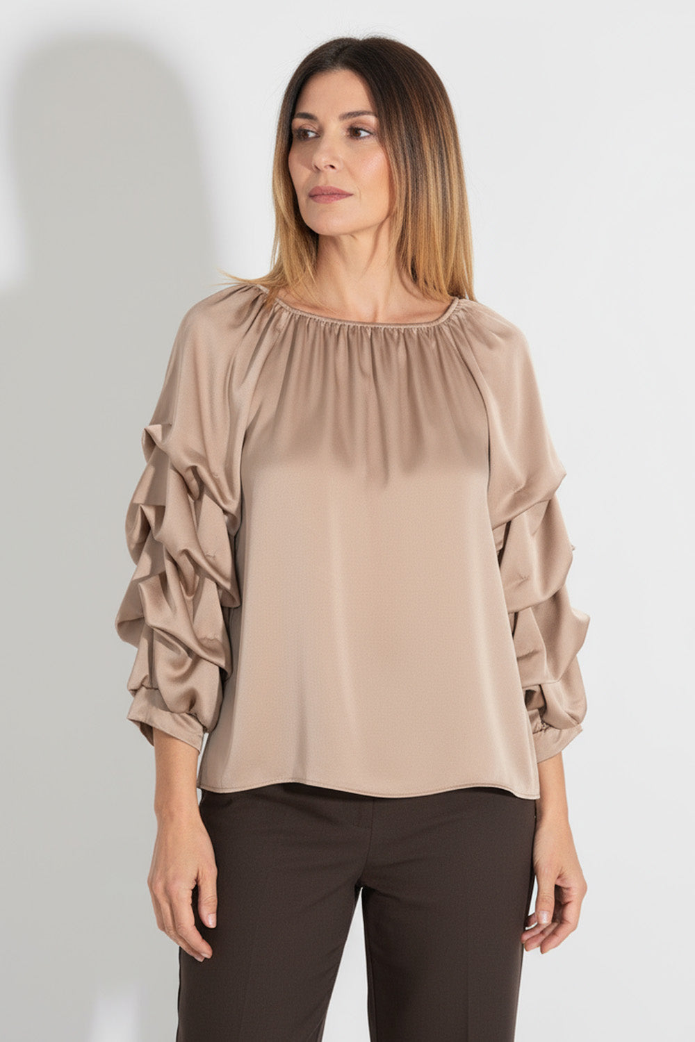 Μπεζ σατινέ μπλούζα με βολάν στα μανίκια – Ellisargi Boutique