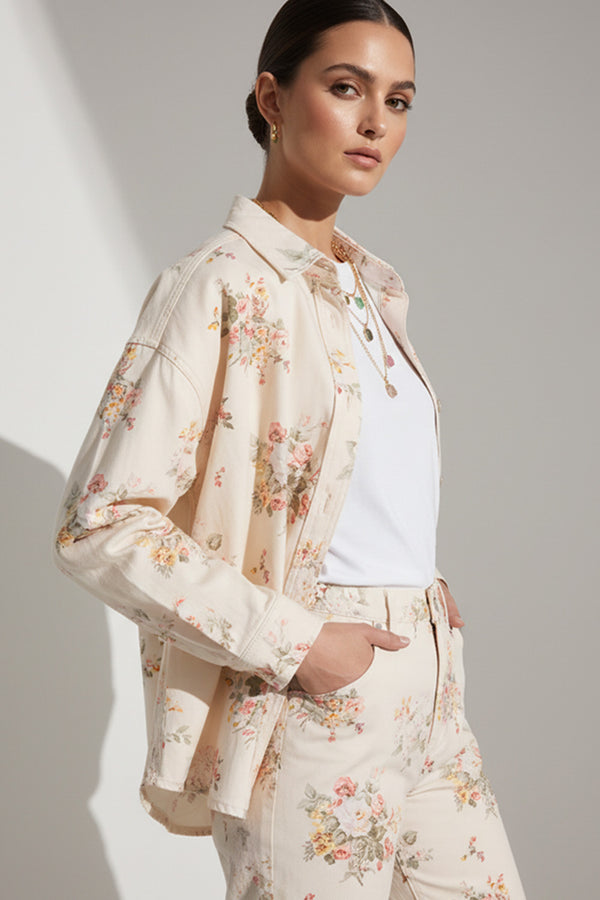 Μπεζ floral jacket με κουμπιά και μακριά μανίκια σε χαλαρή γραμμή.