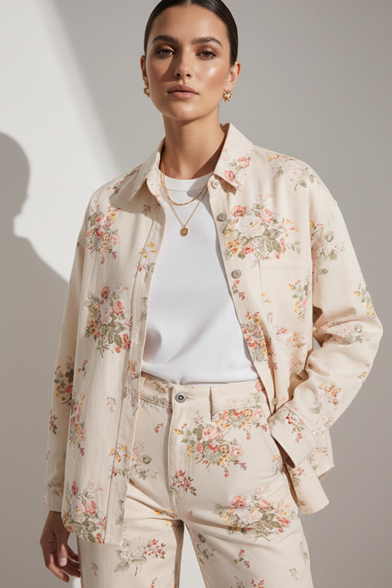 Μπεζ floral jacket με κουμπιά και μακριά μανίκια σε χαλαρή γραμμή.